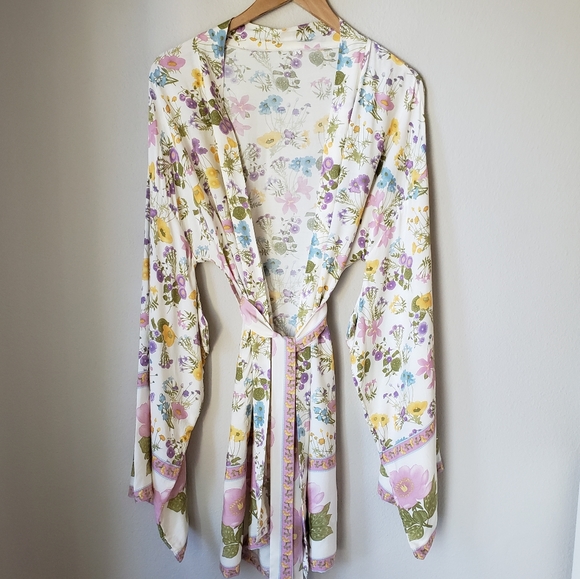 White Floral Short Cotton Kimono with Sash - Picture 4 of 14